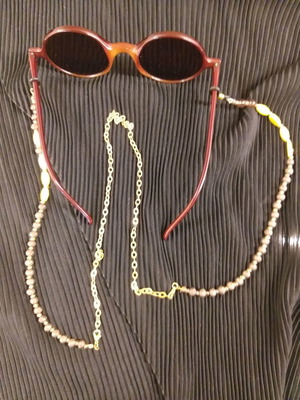 Glasses chain gold color with beads, about 80 centimeters