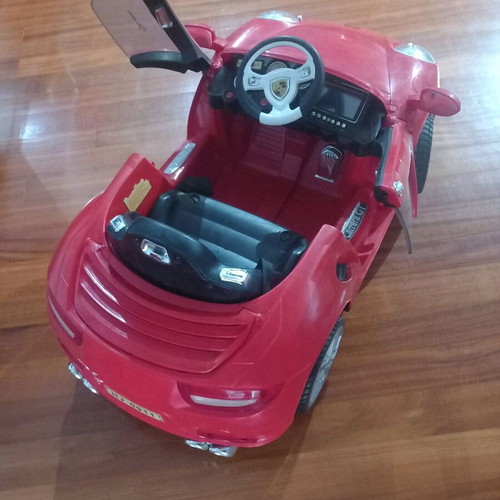 Electric 12V Porsche kids car like new