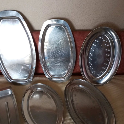 Stainless steel trays used, pack of 8 with baking pan
