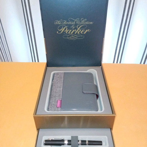 Parker British Collection luxury gift set with pen and organiser