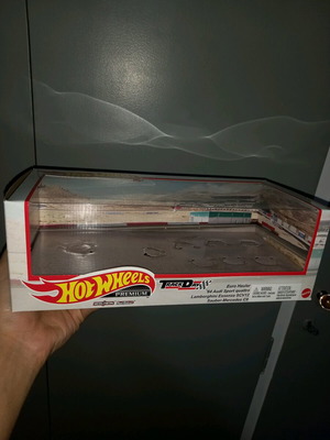 Hot Wheels Premium Track Day Diorama new