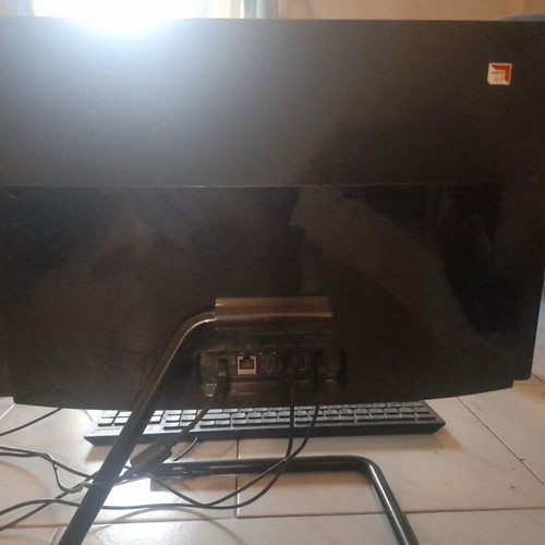 Υπολογιστής Lenovo σαν καινούργιο με οθόνη αφής, πληκτρολόγιο και ποντίκι