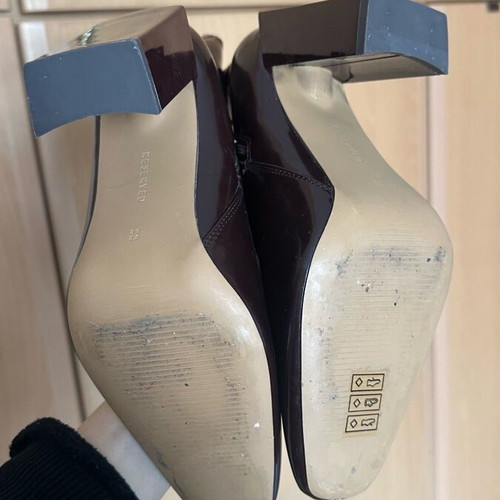 Burgundy ankle boots size 39 like new with impressive heel and zipper