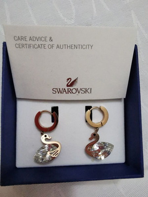 Swarovski earrings with crystal swan