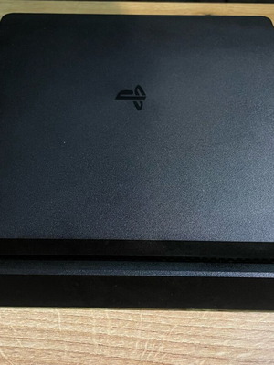 Playstation 4 Slim 1TB μεταχειρισμένο με παιχνίδια και χειριστήρια