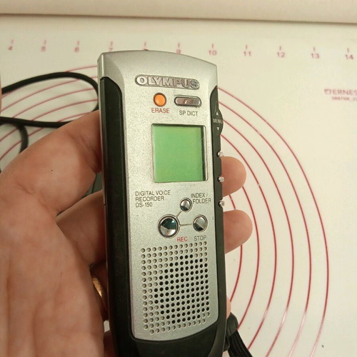 Olympus digital voice recorder like new with cable and battery or charger operation