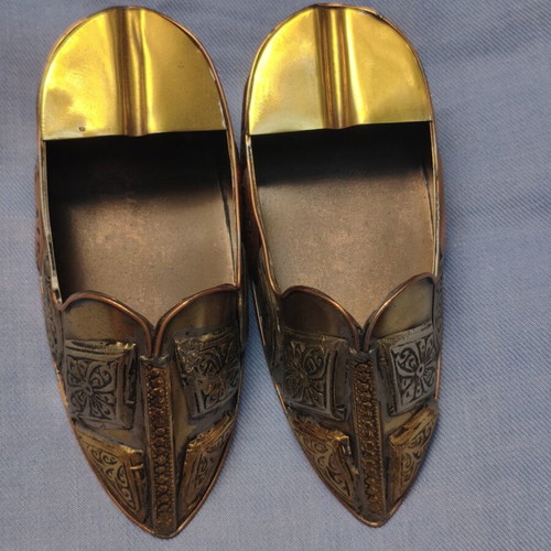 Vintage metal ashtrays set of 2 babouche slippers, like new