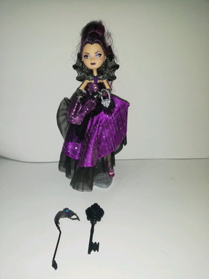 Ever After High Raven Queen κούκλα σαν καινούργια, κομπλέ με αξεσουάρ και βάση
