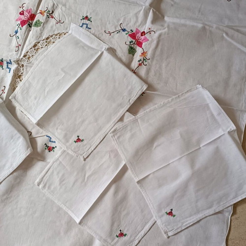 Tablecloth and napkin set new, 78x78cm and 4 pieces 24x24cm
