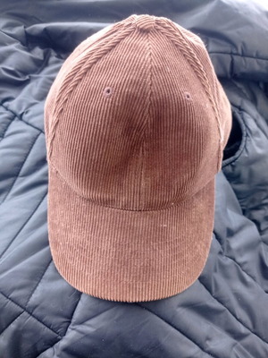 Кафява памучна шапка от кадифе леко употребявана