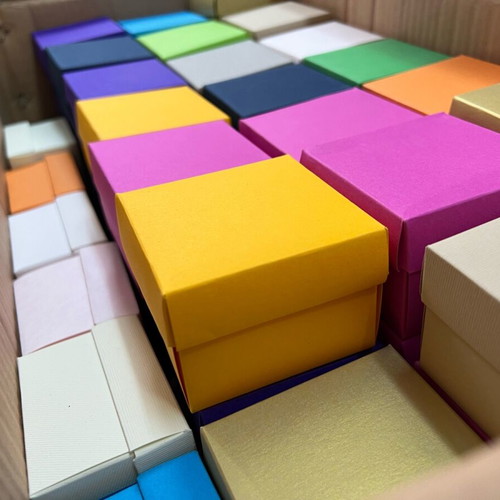 Boxes various colors new, pack of 100, 7x7cm