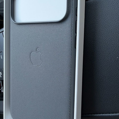 Apple iPhone 17 Pro Max TechWoven MagSafe case like new black