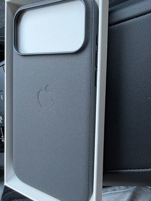 Apple iPhone 17 Pro Max TechWoven MagSafe case like new black
