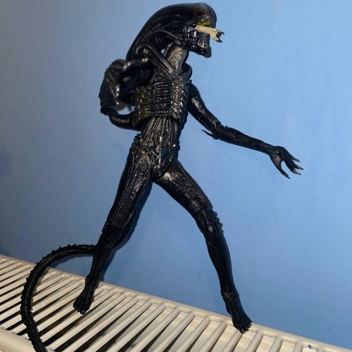 Alien action figure used, 24 cm, damaged right arm