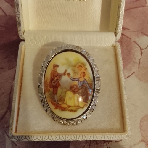 Vintage Victorian style romantic brooch, 4 cm length, with box