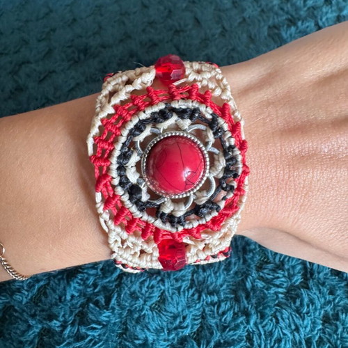 Macrame bracelet new, white and red