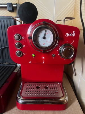 Arielli red coffee maker like new with milk frother