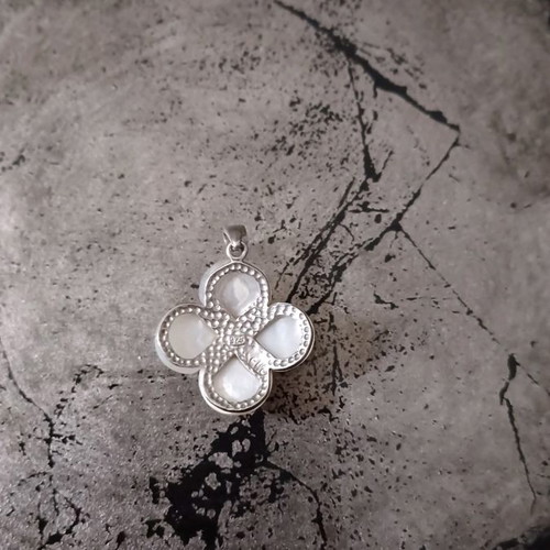 Silver pendant pearl flower 3.5 cm in excellent condition Loisir