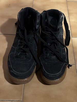 Nike Air Force 1 High '07 LV8 Suede ψηλά sneakers σε μαύρο και gum, μέγεθος 44,5