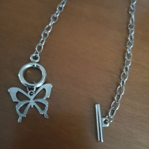 Chain necklace with butterfly and special clasp like new