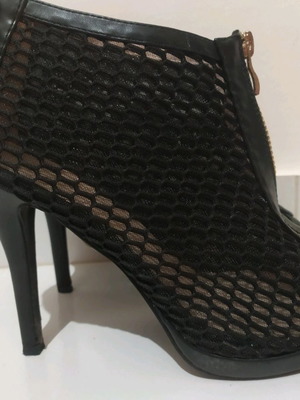 Πέδιλα peep toe μεταχειρισμένα, μαύρα με ψηλό τακούνι 12 εκ.