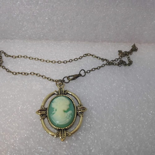 Vintage Cameo Pendant Necklace mint green, like new