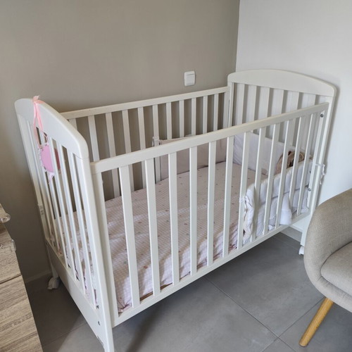 Erbesi Molly Baby Cot like new with mattress and waterproof cover