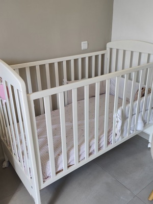 Erbesi Molly Crib like new with mattress and waterproof cover