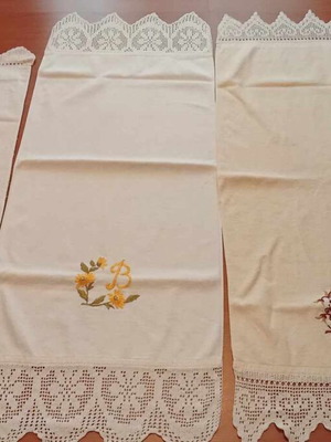 Figured towels like new with monogram and handmade lace, set of 3