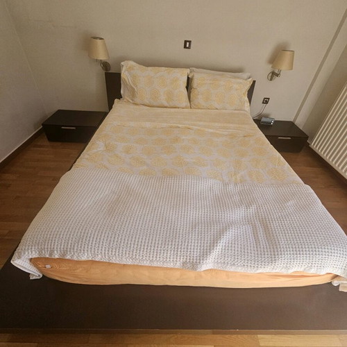 Wooden double bed Casa di Patsi used with storage space