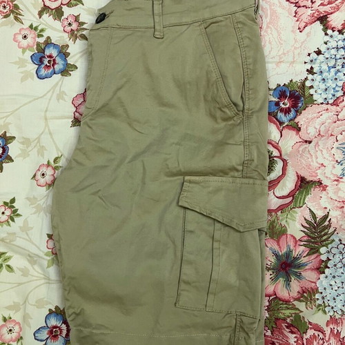Men's shorts pack of 2 like new, beige cargo and blue distressed denim