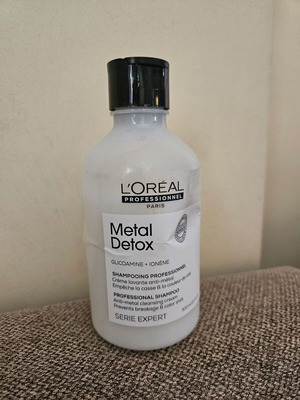 Metal Detox shampoo used from L'Oréal Professionnel Serie Expert
