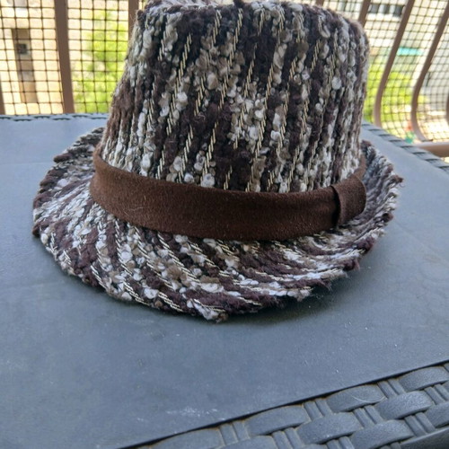 Winter hat like new, size medium, beige and brown