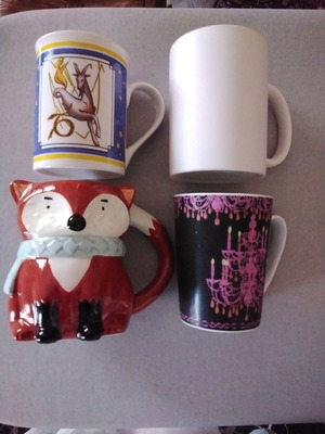Mugs like new, pack of 4 with 2 plastic cups as gift