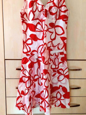 Summer dress with floral pattern and side tie