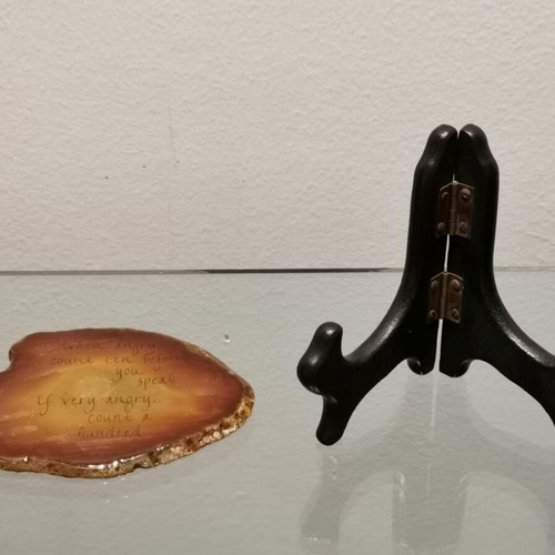 Decorative plaque in natural agate stone used with wooden base