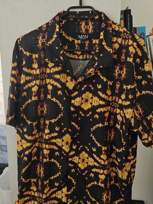 BoohooMAN shirt XL with black-yellow tie-dye print