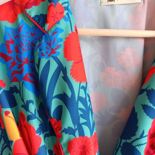 Karavan set with jacket, shirt, belt and cropped pants like new, multicolor