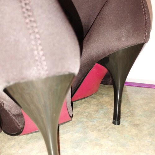 Boots like new with high heel and buckle design size 37