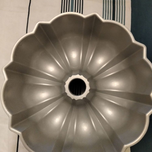 Nordic Ware Original Bundt Pan cake mold new, cast aluminum, 26cm