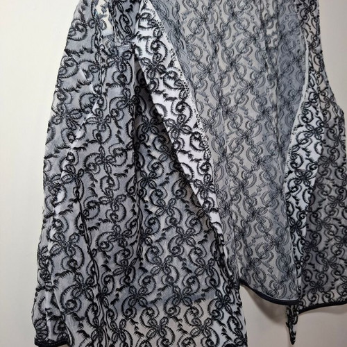 Sleeveless vest Medium with transparency and embroidered flowers like new