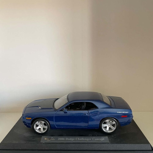 Maisto 2006 Dodge Challenger Concept 1:18 used collectible model with stand