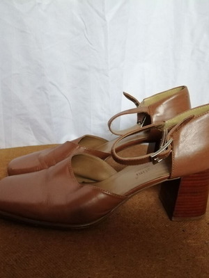 Emilio Salvatini women's elegant high heel shoes size 40 used, caramel leather