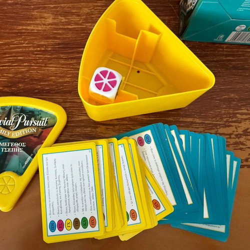 Trivial Pursuit Family Edition travel like new