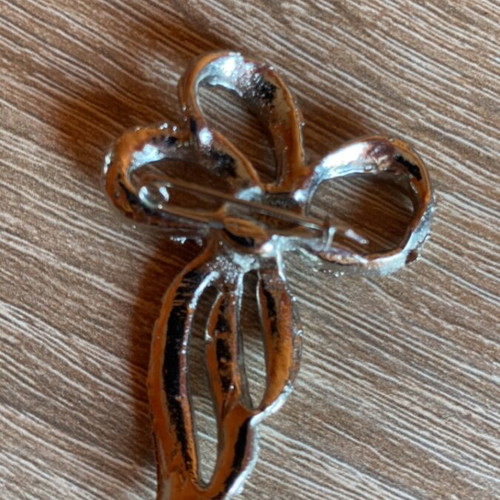 Decorative bow-shaped pin silver color new
