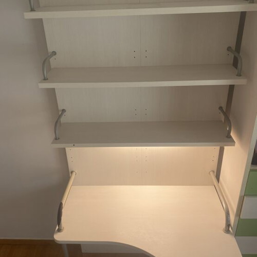Workstation desk with metal frame and 3 shelves, refurbished