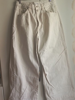 Sinsay white jeans with wide leg and pleated waist, size 40