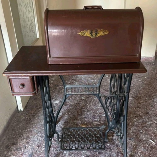 Singer 15K Sewing Machine like new, 1920 vintage with wooden cabinet