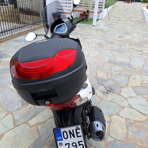 Kymco Agility 16+ 2014 scooter like new, 67,250 km, white