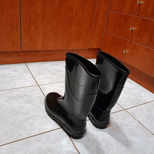 Black Galotses size 38 like new